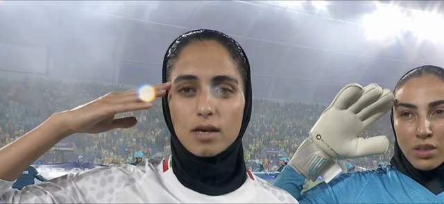 开云体育中国-女足亚洲杯焦点战：伊朗女足今天高唱国歌，首发11人集体敬礼！